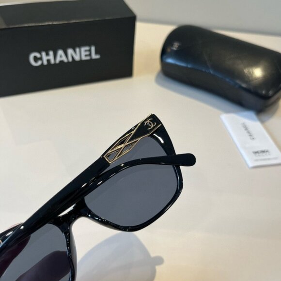 Elegant Chanel Textured Frame Sunglasses - Picture 2 of 6